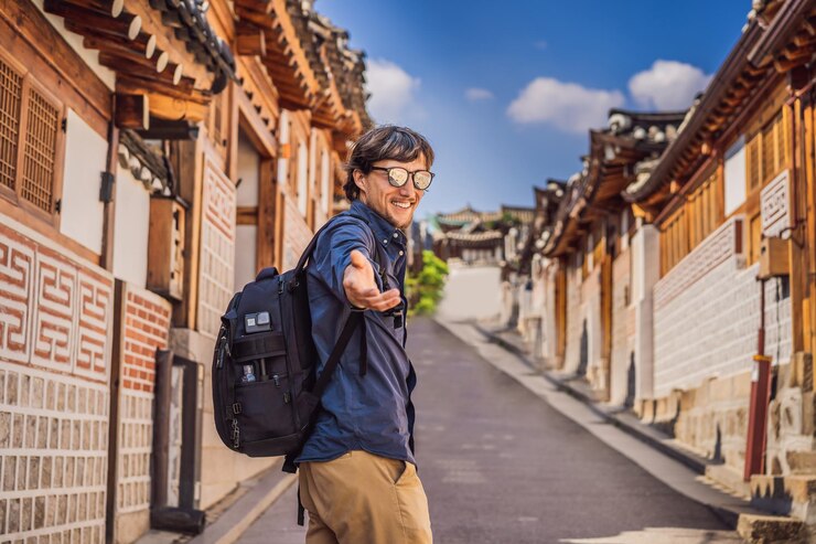 Photo 북촌 한옥 마을의 젊은 남자 관광객은 한국 전통 가옥으로 유명한 곳 중 하나입니다. 한국 여행 개념