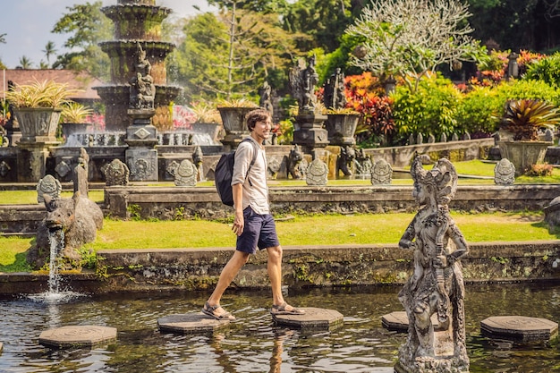 사진 taman tirtagangga 워터 팰리스 워터 파크 인도네시아 발리에서 젊은 남자 관광객
