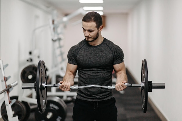 Молодой человек тренирует свое тело, чтобы оставаться в форме и иметь определенные мышцы