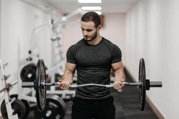 Photo young man trains his body to stay fit and have defined muscles