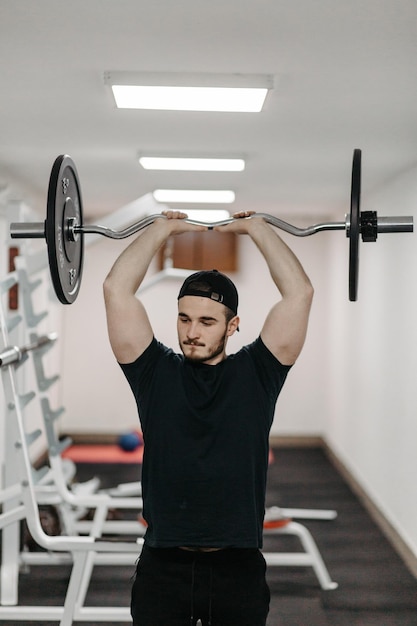 Photo young man trains his body to stay fit and have defined muscles