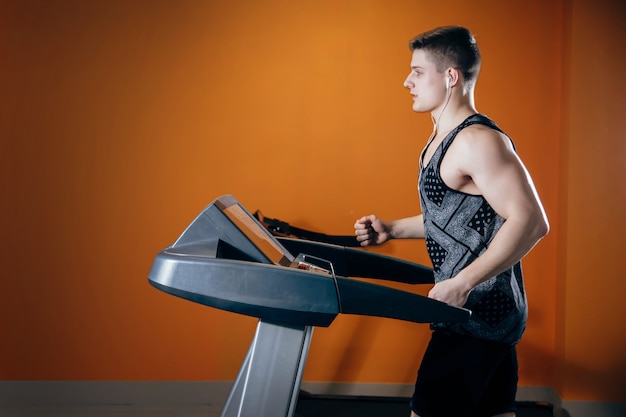 Photo young man on the treadmill