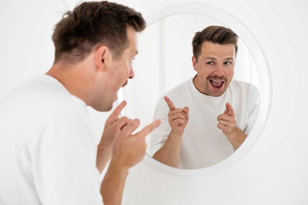 Photo young man trying to cheer himself up before a first date