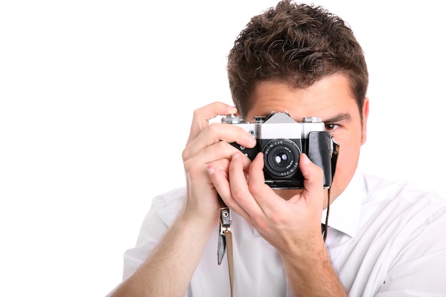 Photo a young man trying to take a picture against white background