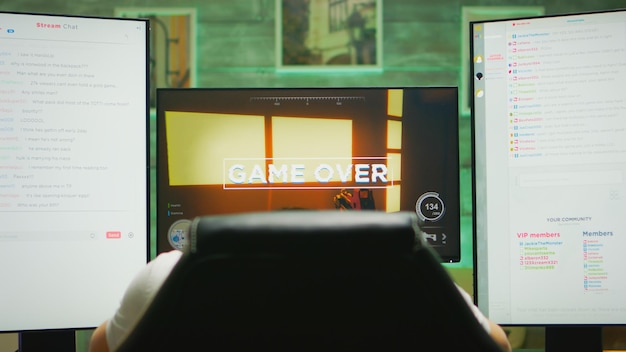 若い男は、2つのストリーミングチャットを開いて競争力のあるシューティングゲームをプレイしているときに敗北したために動揺しました。マルチプレイヤーオンラインゲーム。