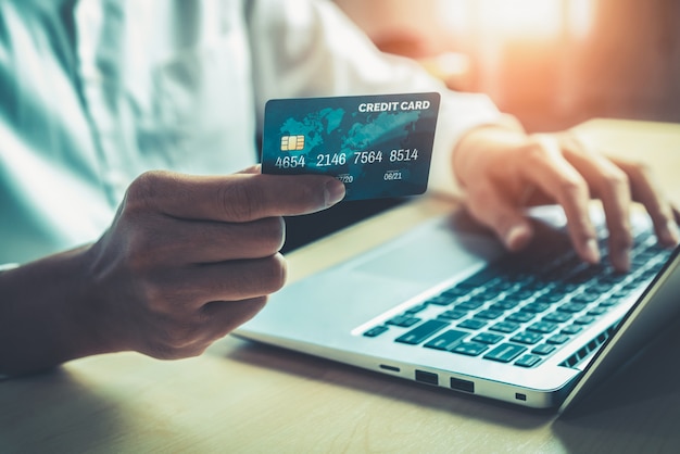 Carta di credito uso giovane per lo shopping online