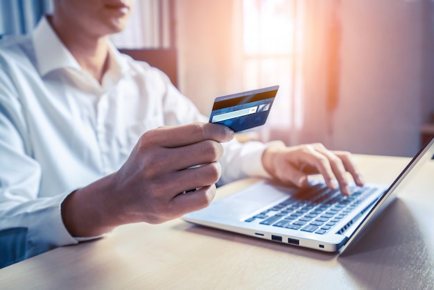 Carta di credito uso giovane per lo shopping online