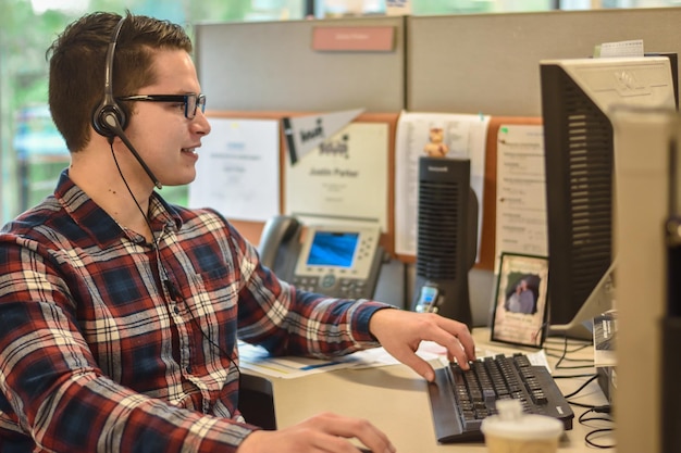 Photo young man using computer at office