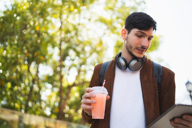 若い男が彼のデジタルタブレットを使用して。