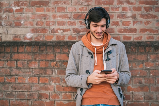 若い男が彼の携帯電話を使用して