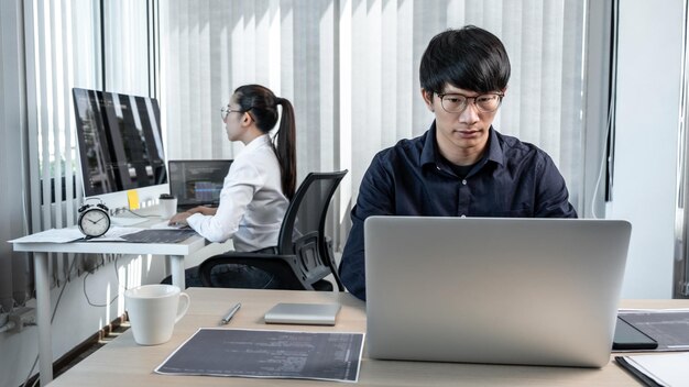 사진 사무실 에서 노트북 을 사용하는 젊은 남자