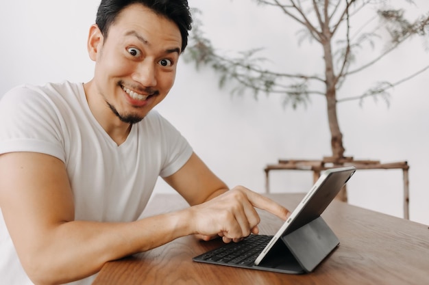 Photo young man using laptop at home