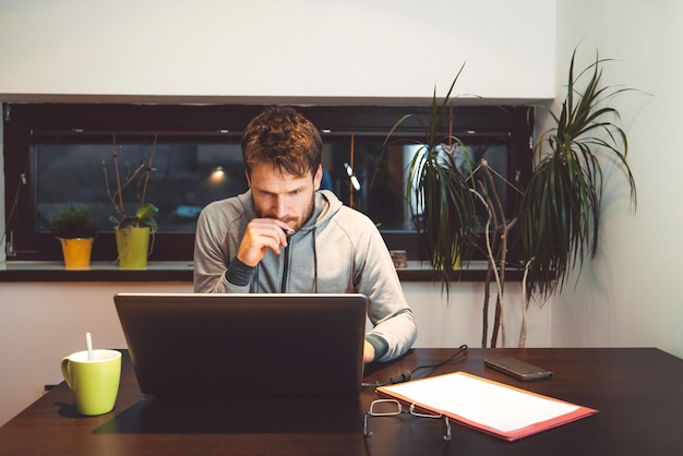 Photo young man using laptop at table