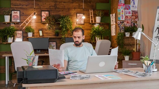 Photo young man using laptop at table