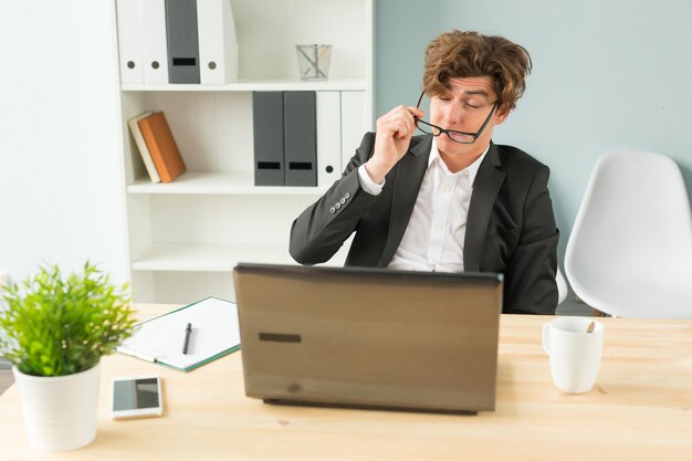 Photo young man using laptop on table