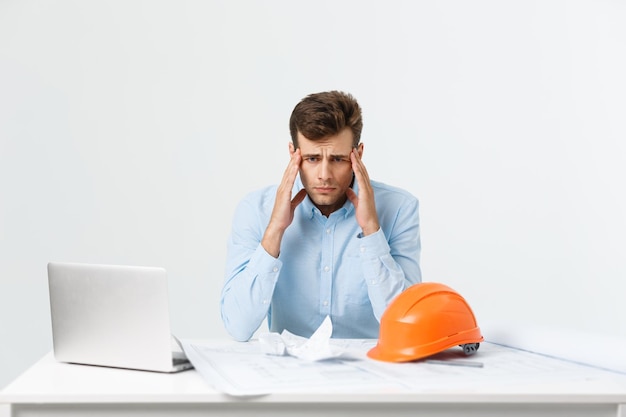 Photo young man using laptop while sitting against white background