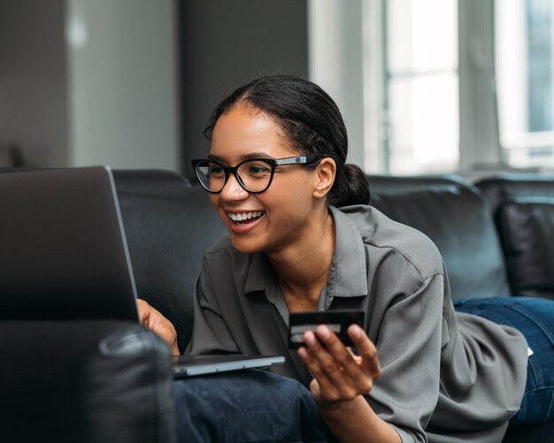 Photo young man using laptop while sitting on sofa at home