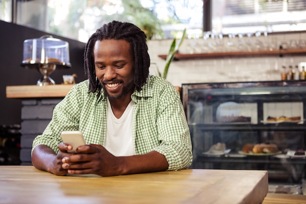 Giovane che utilizza telefono cellulare nel self-service