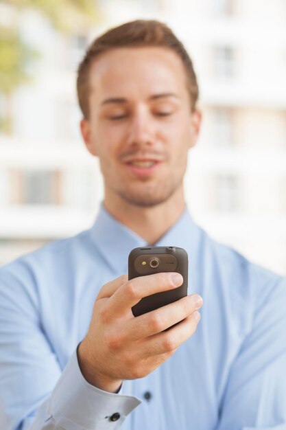 Photo young man using mobile phone