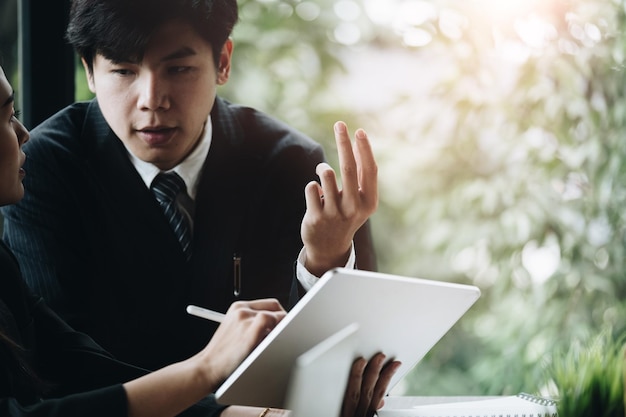 携帯電話を使っている若い男