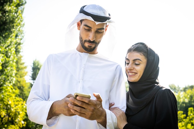 Photo young man using mobile phone