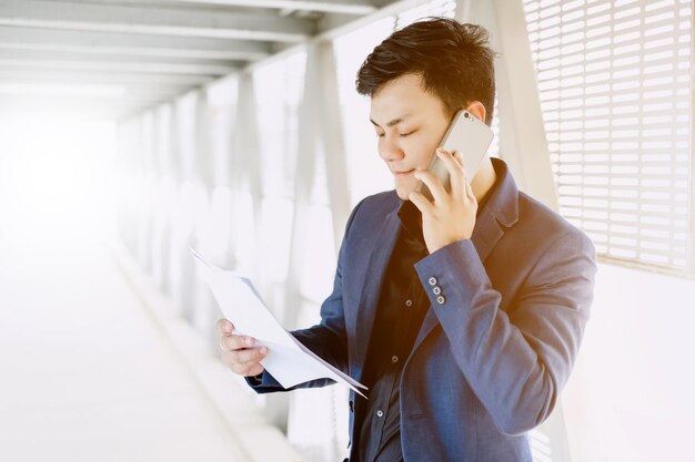 写真 携帯電話を使っている若い男