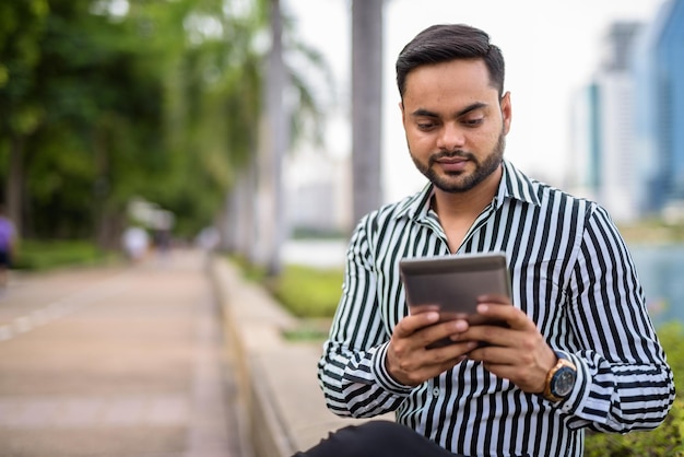 Photo young man using mobile phone