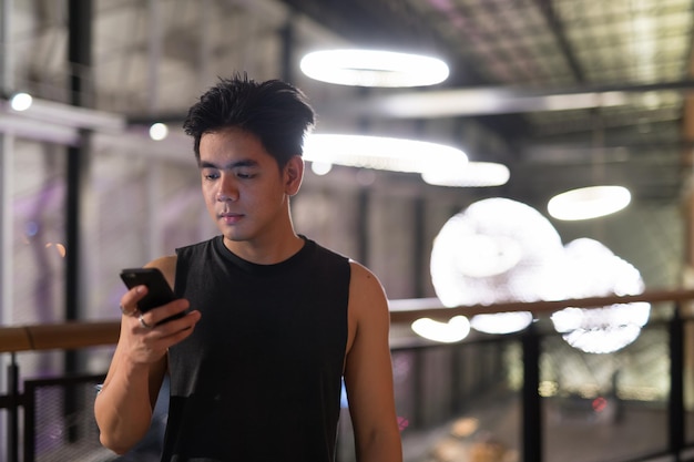 Photo young man using mobile phone