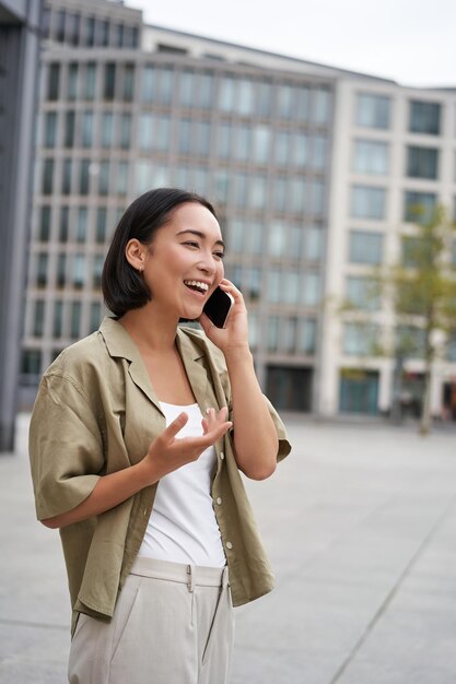 写真 携帯電話を使用する若者