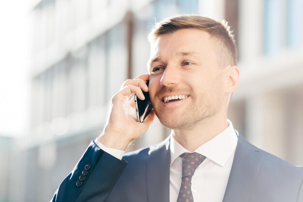 写真 携帯電話を使っている若い男