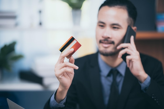 Photo young man using mobile phone