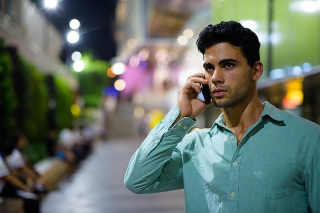 Photo young man using mobile phone