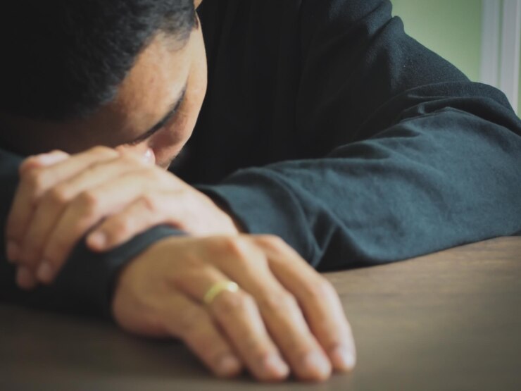 Photo 携帯電話を使っている若い男
