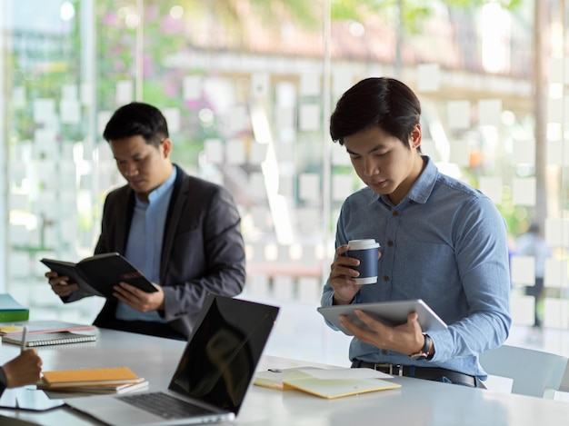 スマートフォンを使用する若者