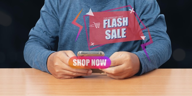 Giovane che utilizza lo smartphone per lo shopping online con la promozione banner sconto vendita flash