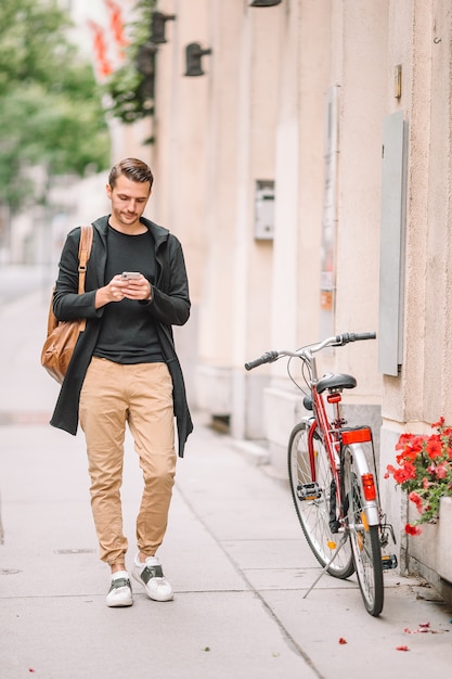 スマートフォンを使用して若い男