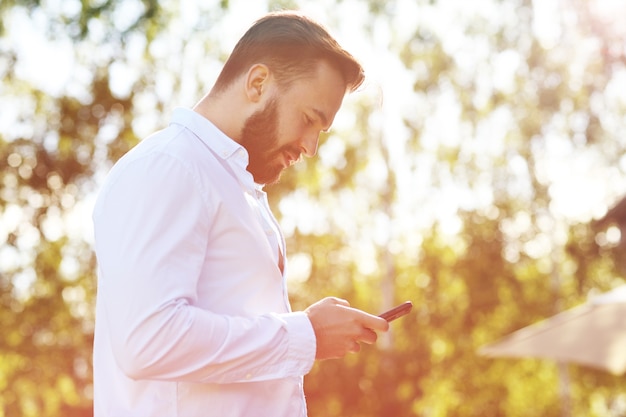 スマートフォンを使用して若い男