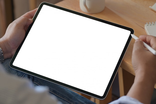 Photo young man using a tablet in office workspace