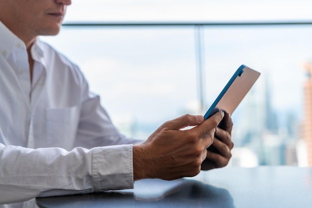 Photo young man using tablet in panoramic office