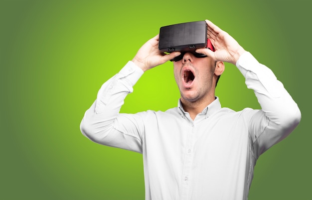 Photo young man using a virtual glasses