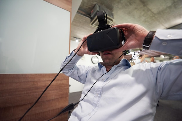 молодой человек, использующий гаджет виртуальной реальности, компьютерные технологии, очки