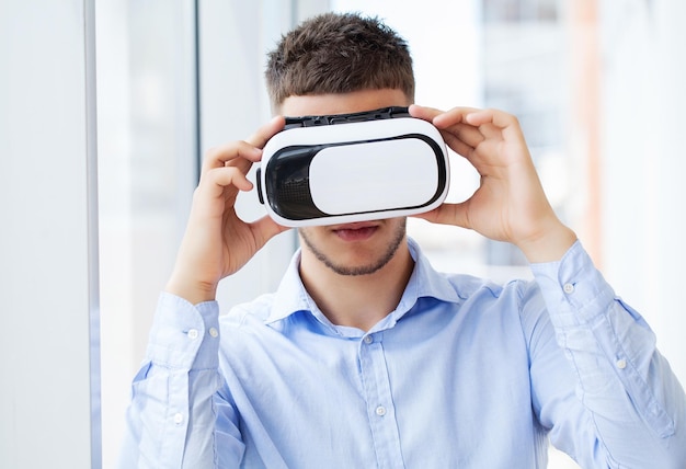 Молодой человек с помощью гарнитуры виртуальной реальности на выставке технологий