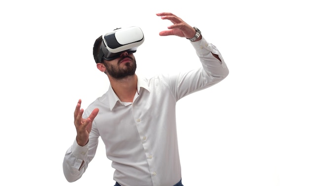 仮想現実のヘッドセットを使用している若い男。 VR、未来、ガジェット、テクノロジー、オンライン教育、勉強