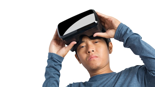 バーチャルリアリティヘッドセットを使用している若い男。 VR、未来、テクノロジーオンラインコンセプト。白い背景で隔離。クリッピングパス。