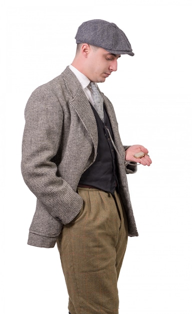 1940年の時計を探しているヴィンテージの服の若い男