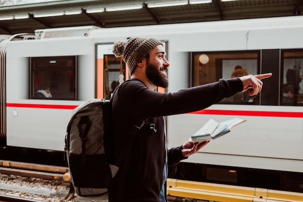 Photo a young man waiting at the train station