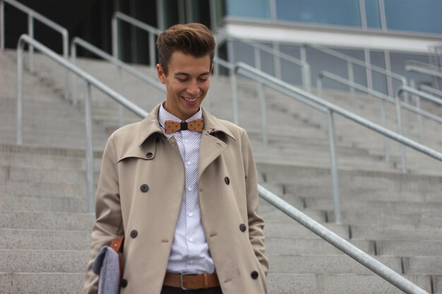 Photo young man walking on steps