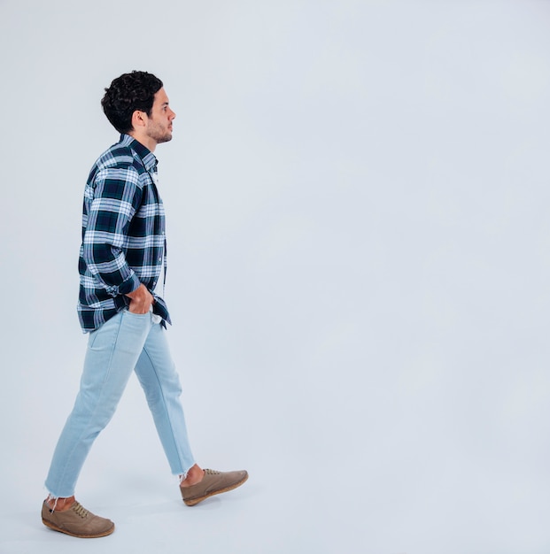 Photo young man walking