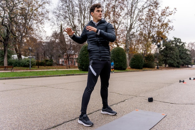 Photo young man warming up at street