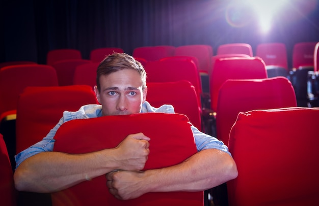 Молодой человек смотрит страшный фильм